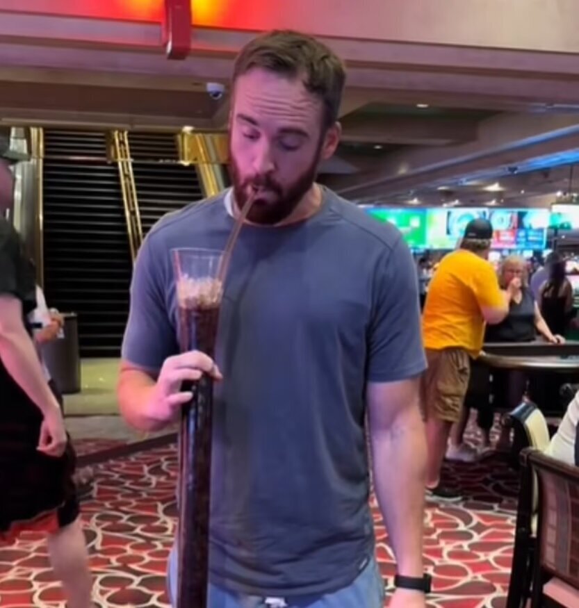 مردی که روزی ۱۸ لیتر نوشابه گازدار میخورد ! + عکس