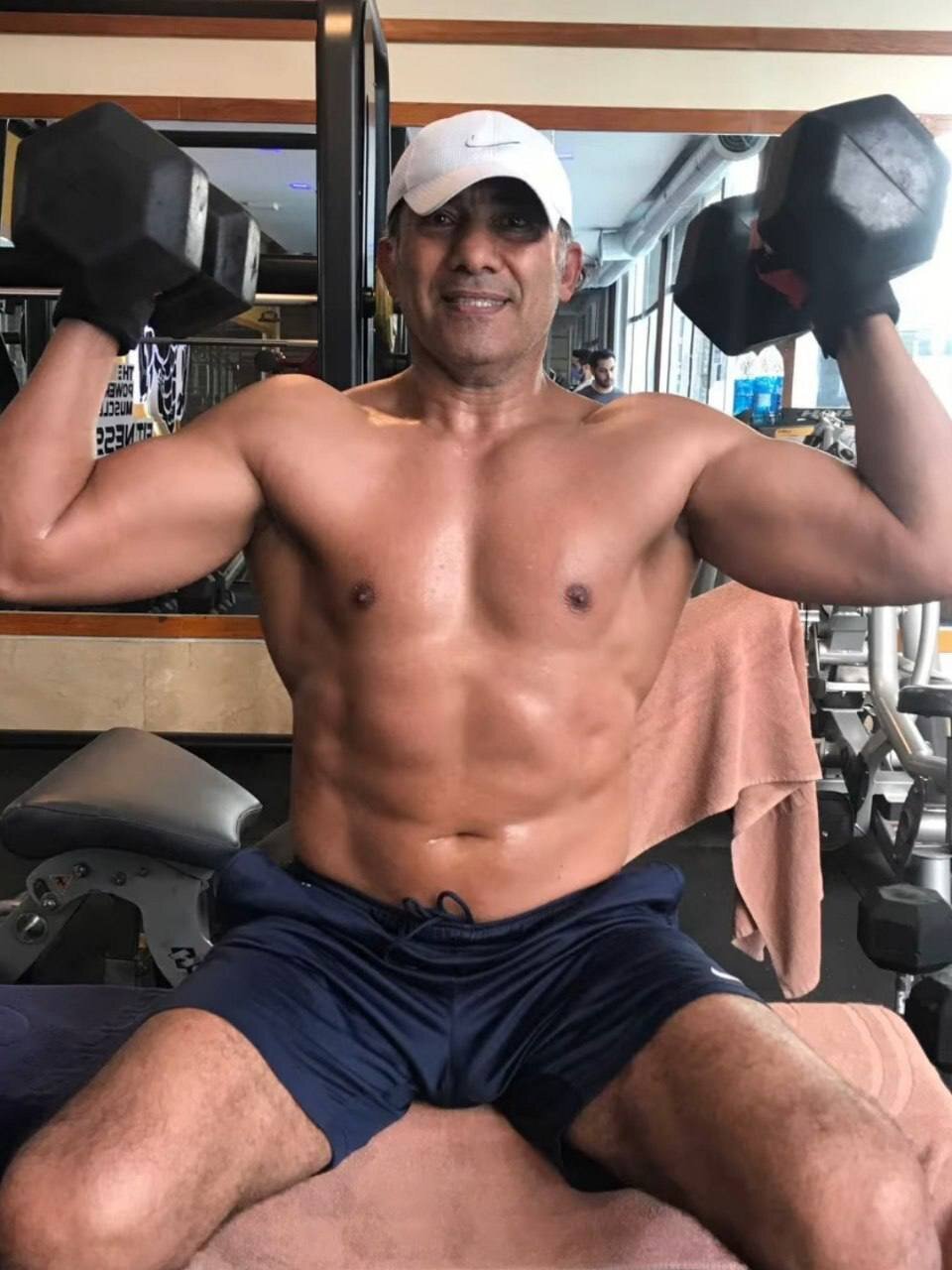 عضلات باورنکردنی احمدرضا عابدزاده در آستانه ۶۰ سالگی + عکس