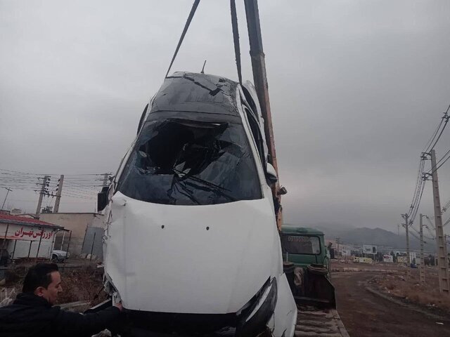 سقوط خودرو داخل کانال آب در تهران + عکس