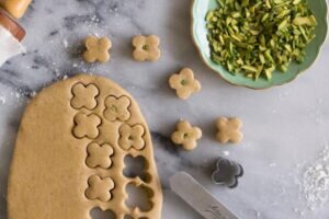 آموزش شیرینی پزی / طرز تهیه شیرینی نخودچی بدون فر در منزل