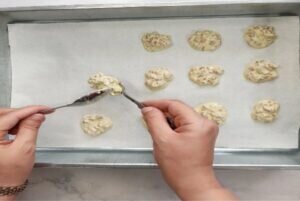 آموزش شیرینی پزی / طرز تهیه شیرینی پفکی گردویی با سفیده به روش قنادی