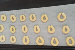 آموزش شیرینی پزی / طرز تهیه شیرینی نعلی با پیمانه و بسیار ساده