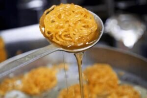 آموزش شیرینی پزی / طرز تهیه زولبیا با نشاسته ذرت به سبک بازاری در منزل