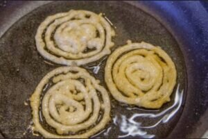 آموزش شیرینی پزی / طرز تهیه زولبیا با نشاسته ذرت به سبک بازاری در منزل