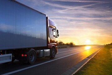 واژگون کامیون‌ها بر اثر باد شدید در غرب آمریکا + فیلم