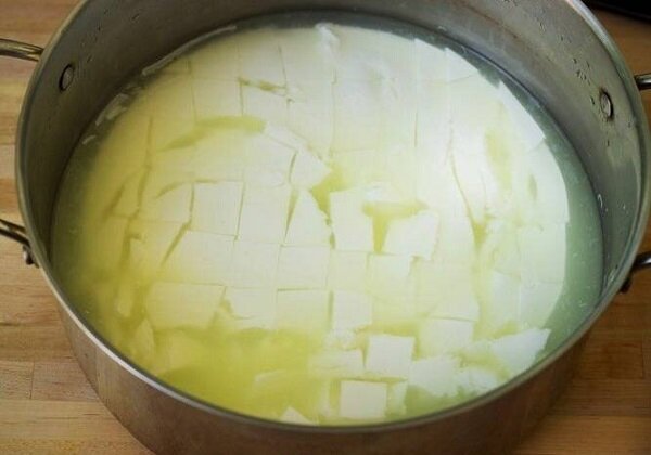 آب پنیر را دور نریزید / خواص بینظیر و مضرات آب پنیر + نحوه تهیه آب پنیر