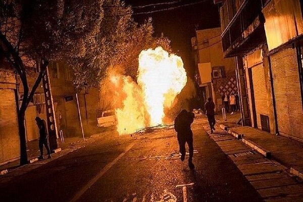 برخورد قاطع پلیس با هنجارشکنان چهارشنبه سوری برخورد قاطع پلیس با هنجارشکنان چهارشنبه سوری
