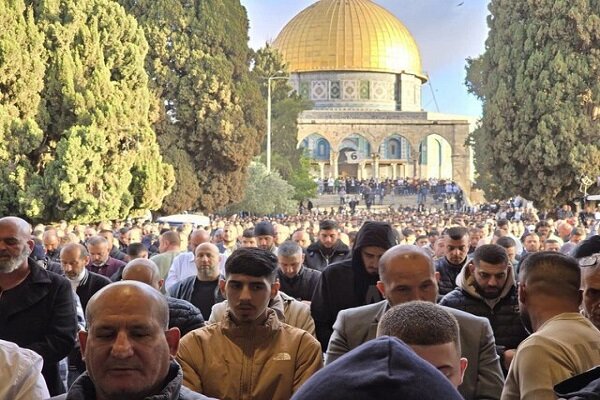 حضور دهها هزار فلسطینی در نماز عید فطر در مسجد الاقصی