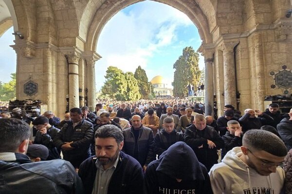 حضور دهها هزار فلسطینی در نماز عید فطر در مسجد الاقصی