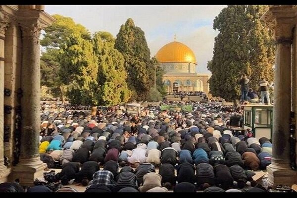 حضور دهها هزار فلسطینی در نماز عید فطر در مسجد الاقصی