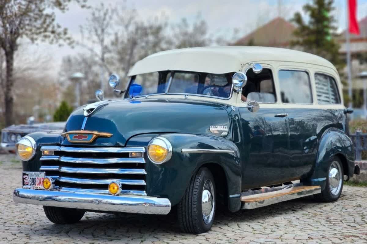 استقبال بینظیر از نمایشگاه خودروهای کلاسیک در همدان/ گردهمایی ۵۰ خودروی تاریخی در نوروز ۱۴۰۴