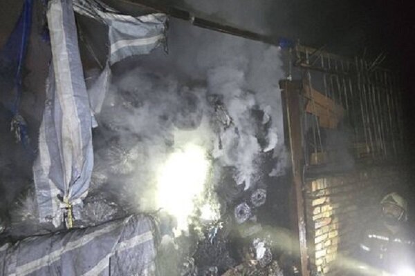 آتش سوزی در انبار پارچه بازار مولوی + عکس