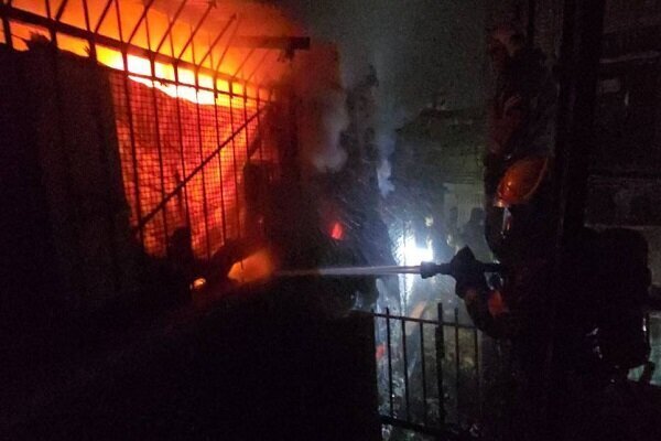 آتش سوزی در انبار پارچه بازار مولوی + عکس