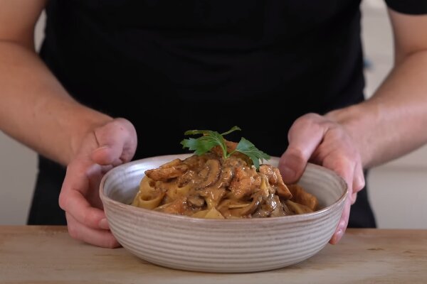 آموزش آشپزی / طرز تهیه بیف استراگانف مرغ با قارچ؛ غذایی با سس خامهای