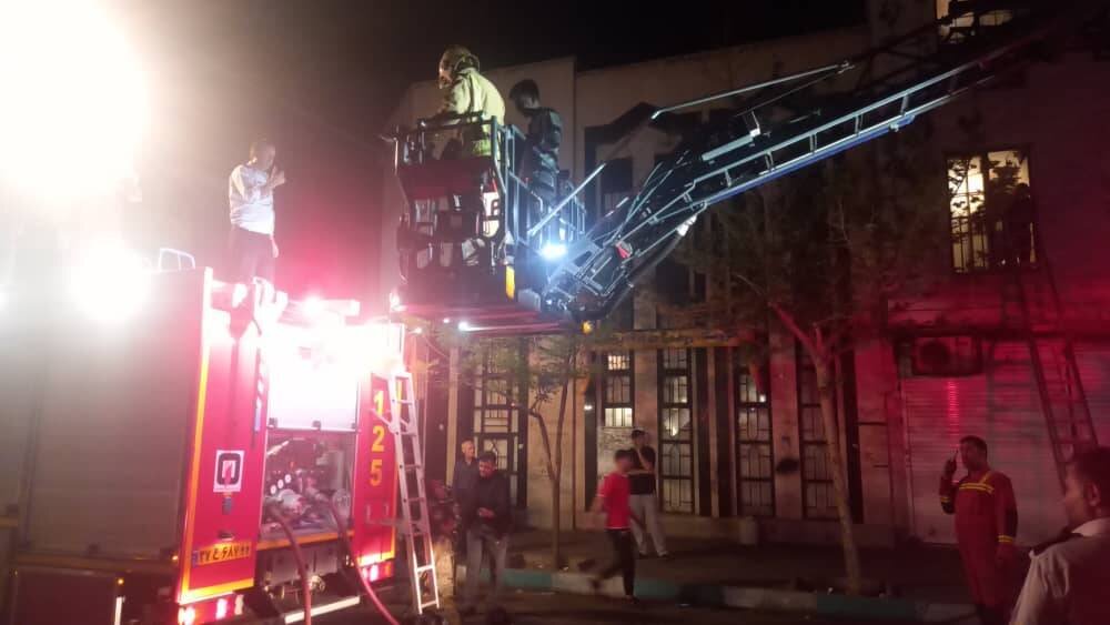 حریق یک ساختمان مسکونی در خیابان مازندران / ١٩ نفر مصدوم شدند + عکس