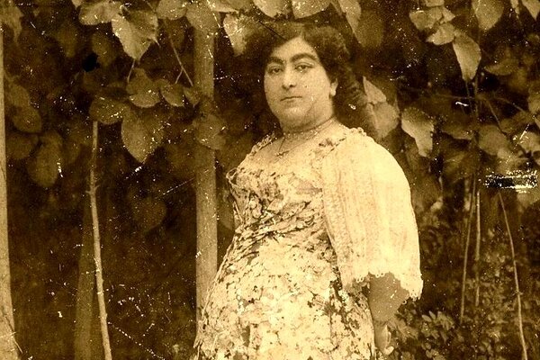 دوچرخه سواری تاج السلطنه، دختر ناصرالدین شاه در دهه ۱۲۸۰ + عکس دوچرخه سواری تاج السلطنه، دختر ناصرالدین شاه در دهه ۱۲۸۰ + عکس