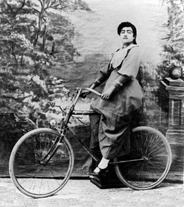 دوچرخه سواری تاج السلطنه، دختر ناصرالدین شاه در دهه ۱۲۸۰ + عکس