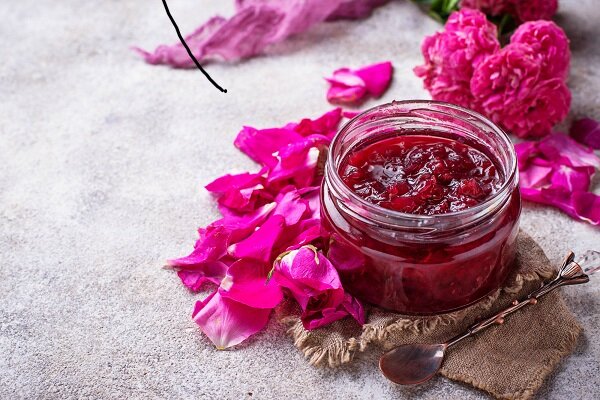 آموزش شیرینی پزی / طرز تهیه مربای گل محمدی با گلبرگ تازه