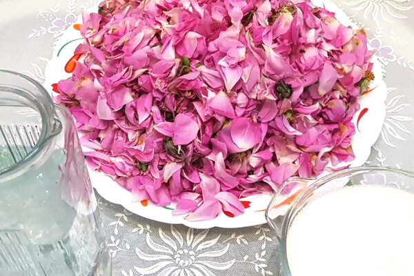 آموزش شیرینی پزی / طرز تهیه مربای گل محمدی با گلبرگ تازه