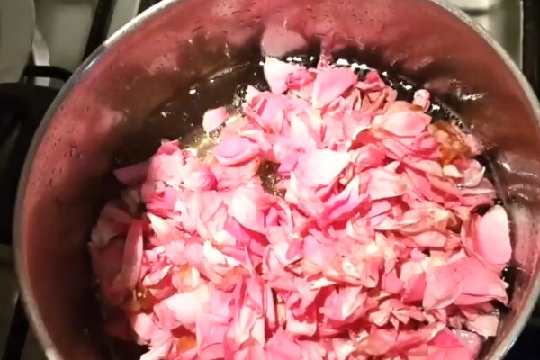 آموزش شیرینی پزی / طرز تهیه مربای گل محمدی با گلبرگ تازه