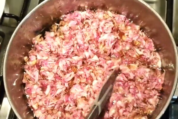 آموزش شیرینی پزی / طرز تهیه مربای گل محمدی با گلبرگ تازه