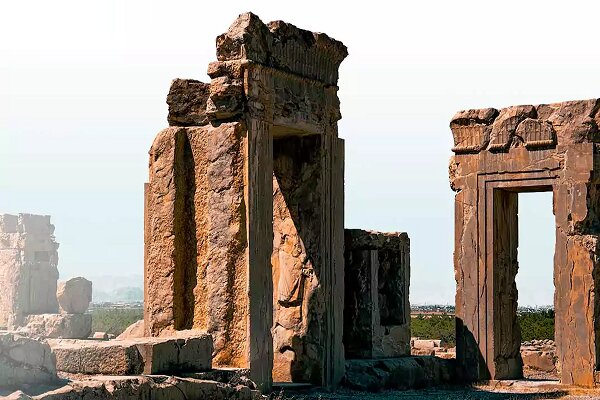 شکاف ۲۰۰۰ ساله در دیوار تخت جمشید چگونه ایجاد شد؟