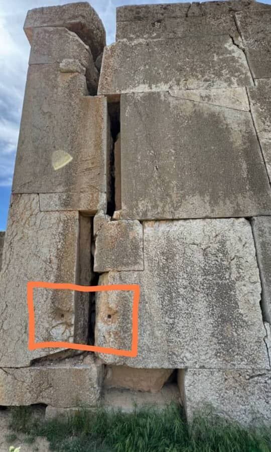 شکاف ۲۰۰۰ ساله در دیوار تخت جمشید چگونه ایجاد شد؟