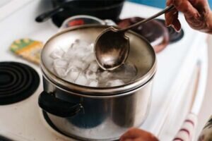 آموزش شیرینی پزی / طرز تهیه گلاب در خانه با روشی آسان و کاربردی