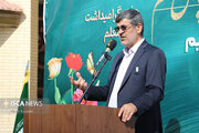 معلم از دو جهت انسان‌ساز است؛ هم دانش و هم اخلاق را پرورش می‌دهد