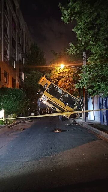 جزئیات واژگونی جرثقیل ۶۰ تنی در غرب تهران + عکس