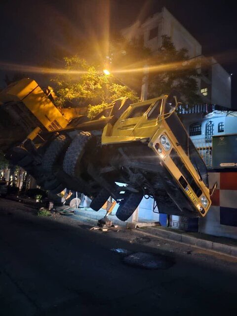 جزئیات واژگونی جرثقیل ۶۰ تنی در غرب تهران + عکس