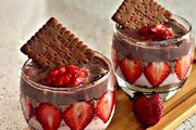آموزش شیرینی پزی / طرز تهیه دسر توت فرنگی شکلاتی