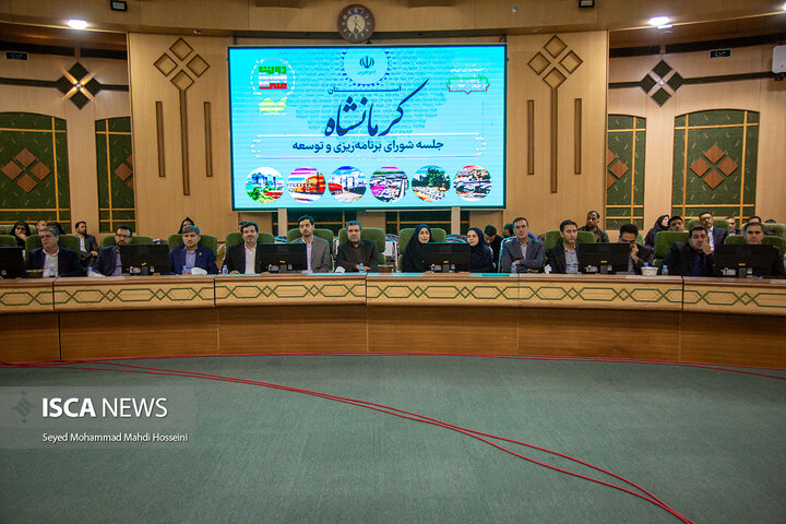 نشست شورای برنامه‌ریزی و توسعه استان کرمانشاه با حضور رئیس‌جمهور پزشکیان