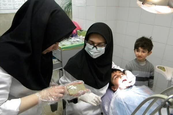 ارائه خدمات رایگان دندانپزشکی برای دانش‌آموزان زیر ۱۴ سال
