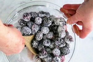 آموزش شیرینی پزی / طرز تهیه کیک شاه توت با بافتی لطیف و طعمی ترش و شیرین