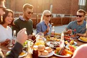 ۸ ویژگی دوستانی که از خانواده نزدیکترند!