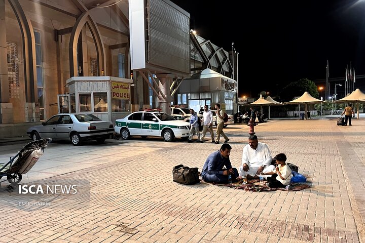 گذر زائران عرفه از مرز مهران به کربلا