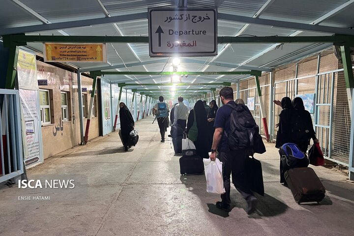 گذر زائران عرفه از مرز مهران به کربلا
