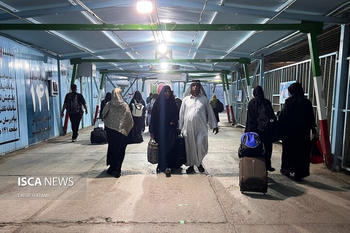 گذر زائران عرفه از مرز مهران به کربلا