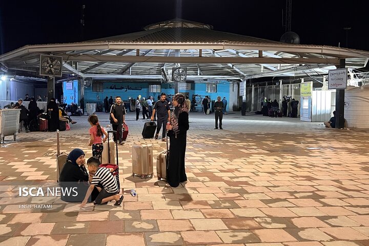 گذر زائران عرفه از مرز مهران به کربلا