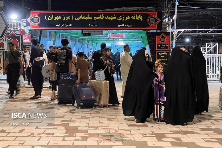 گذر زائران عرفه از مرز مهران به کربلا