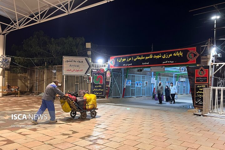 گذر زائران عرفه از مرز مهران به کربلا