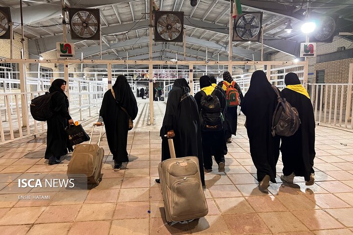 گذر زائران عرفه از مرز مهران به کربلا
