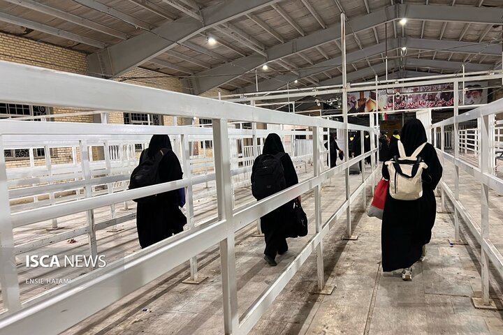 گذر زائران عرفه از مرز مهران به کربلا