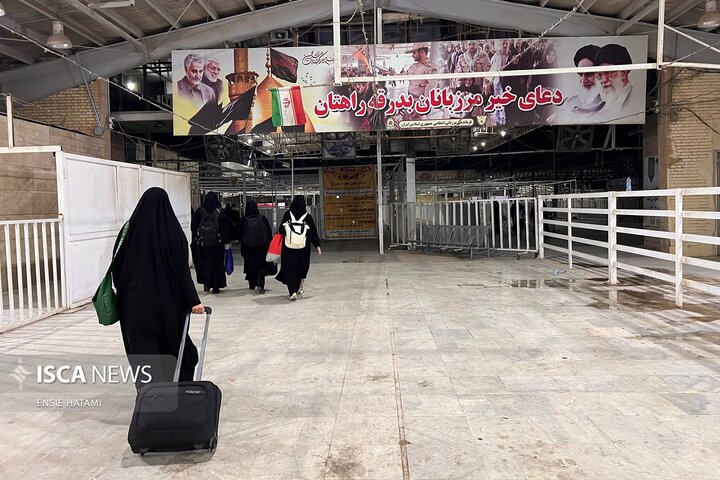 گذر زائران عرفه از مرز مهران به کربلا