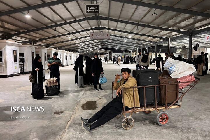 گذر زائران عرفه از مرز مهران به کربلا