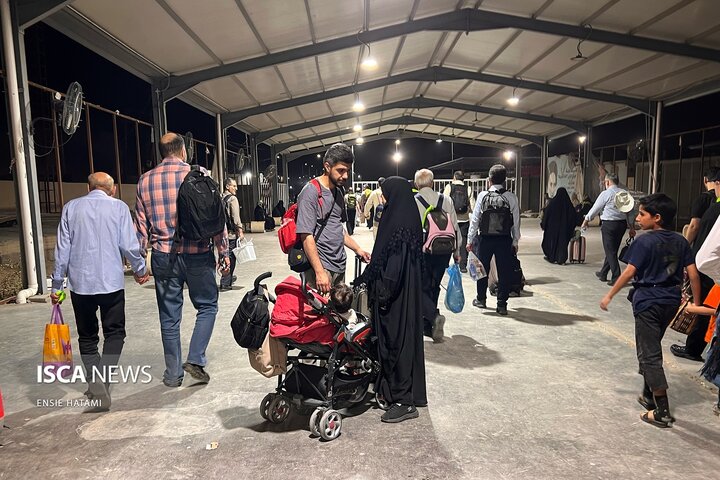گذر زائران عرفه از مرز مهران به کربلا