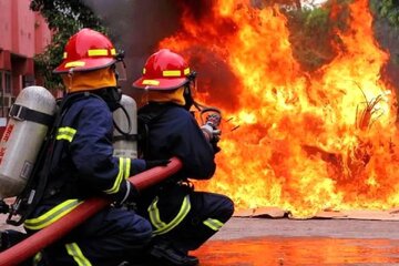 آتش‌سوزی سوله هزار متری شهر پلاستیک مهار شد/ یک آتش‌نشان مصدوم