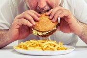 ۳ راهکار برای غلبه بر پرخوری و کم‌خوری عصبی دوران جنگ