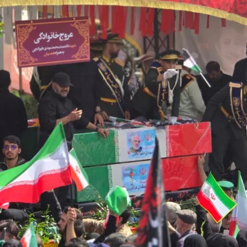 وداع باشکوه مردم با قهرمانان مقاومت/عروج خانوادگی شهید دانشمند دکتر طهرانچی به همراه همسرش